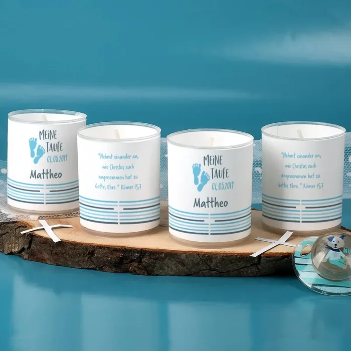 Kleine Taufkerzen als Tischdekoration für Jungs