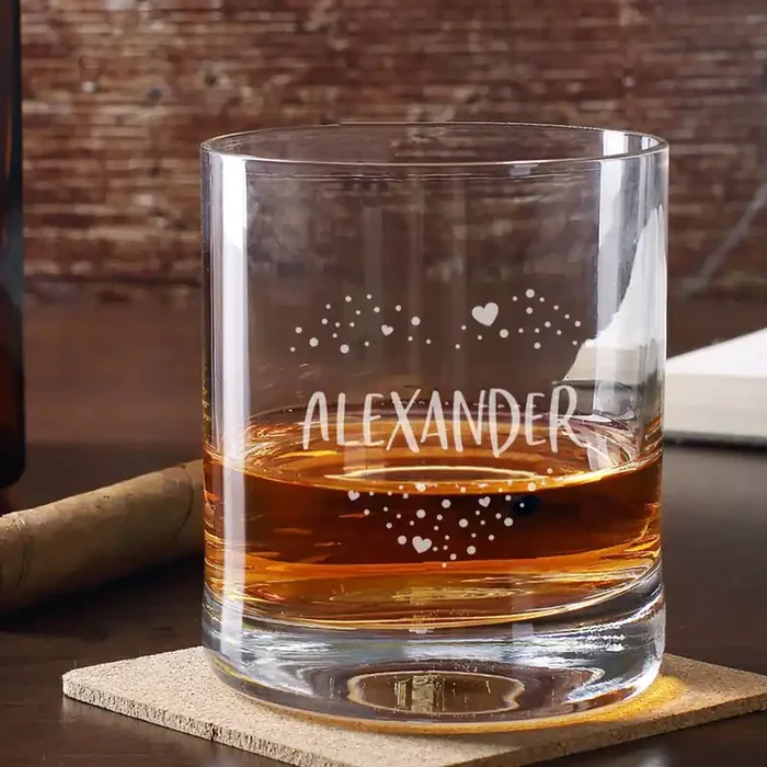 Romantisches Whiskyglas mit einem Herz aus Punkten und Name