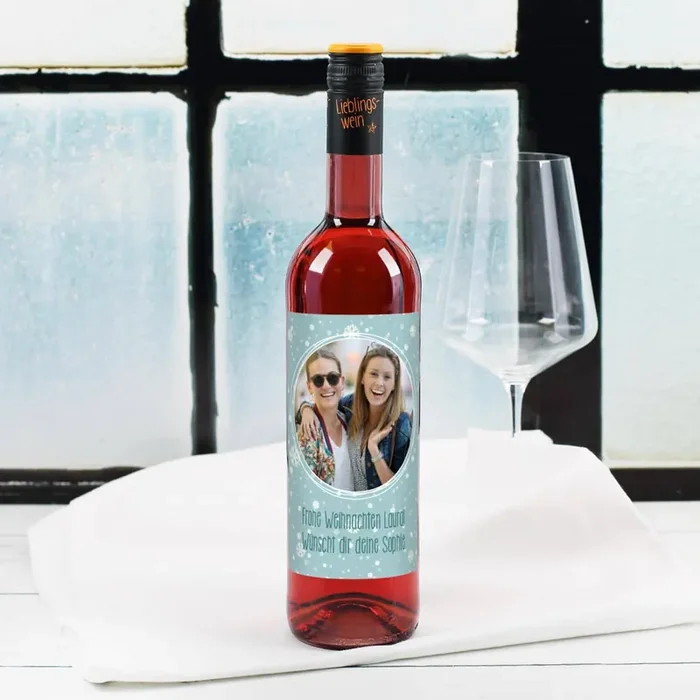 Weinflasche mit persönlichem Etikett zu Weihnachten