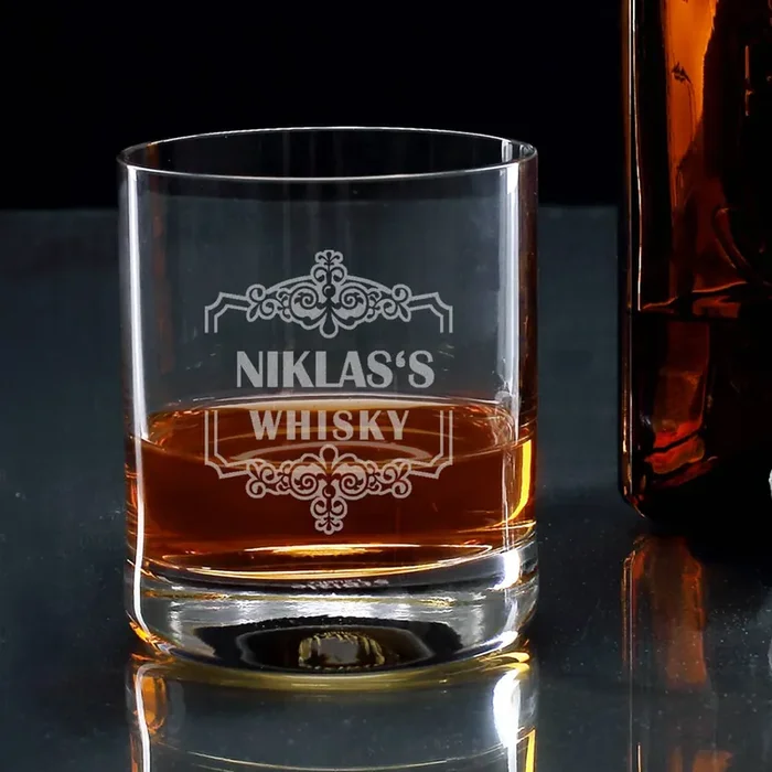 Whiskyglas mit Ornamentrahmen und Gravur ihres Wunschnamens